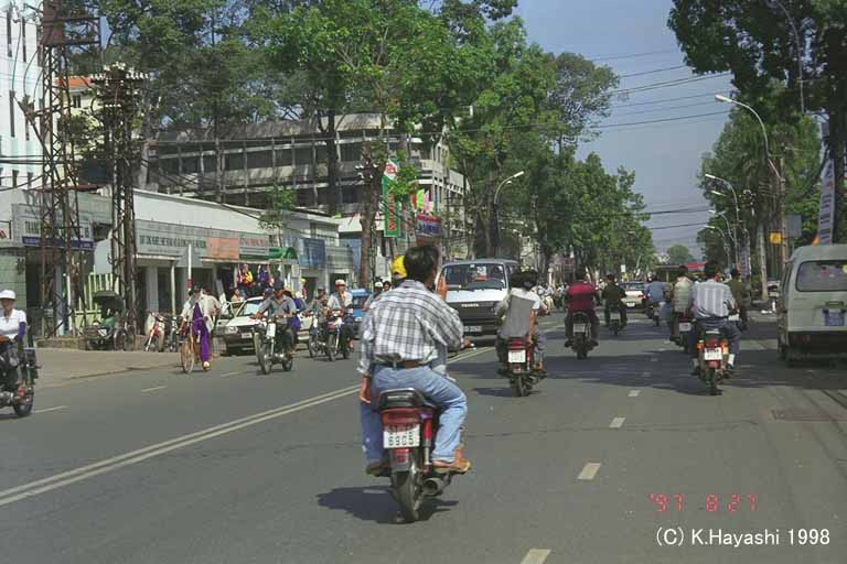 ホーチミン市内の道路はこんな感じ。バイクが多い。